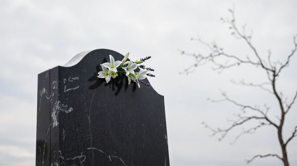 Personnalisez votre plaque funéraire pour un hommage sincère