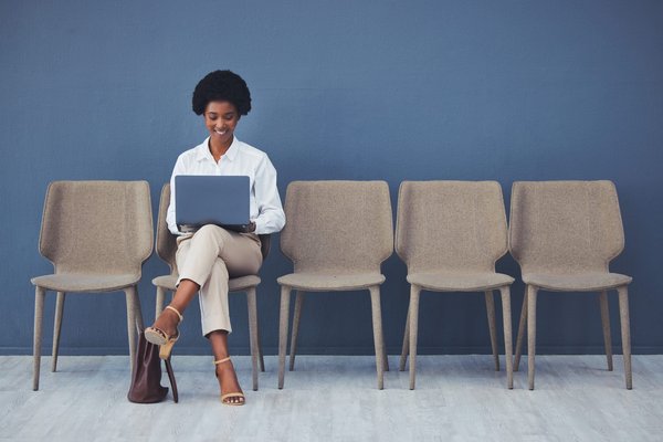 Quels sont les défis et opportunités de carrière dans le domaine de l'ingénierie acoustique pour les salles de concert ?