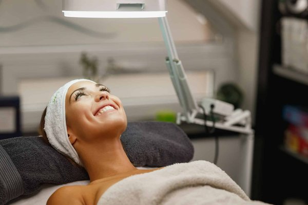 Comment les petites villes peuvent-elles utiliser le street art pour revitaliser des espaces urbains négligés ?